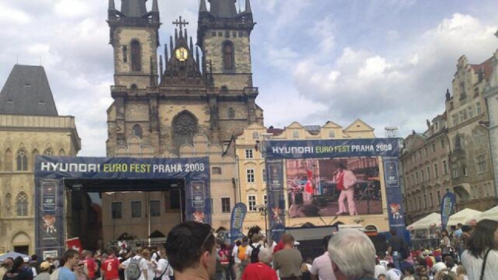 Fanoušci na Staroměstském náměstí