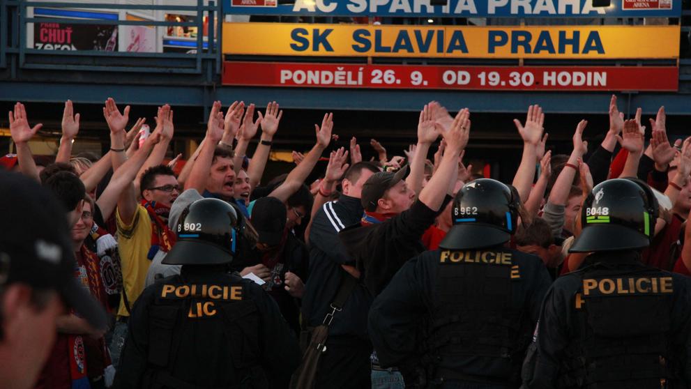 Derby pražských S - policie a fanoušci - 9