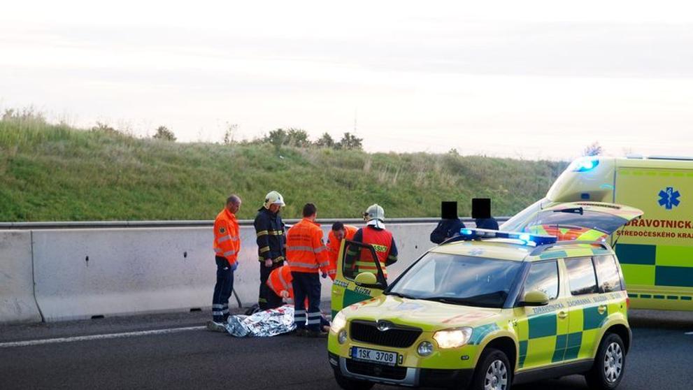 Muž spadl z mostu na R6 - 3