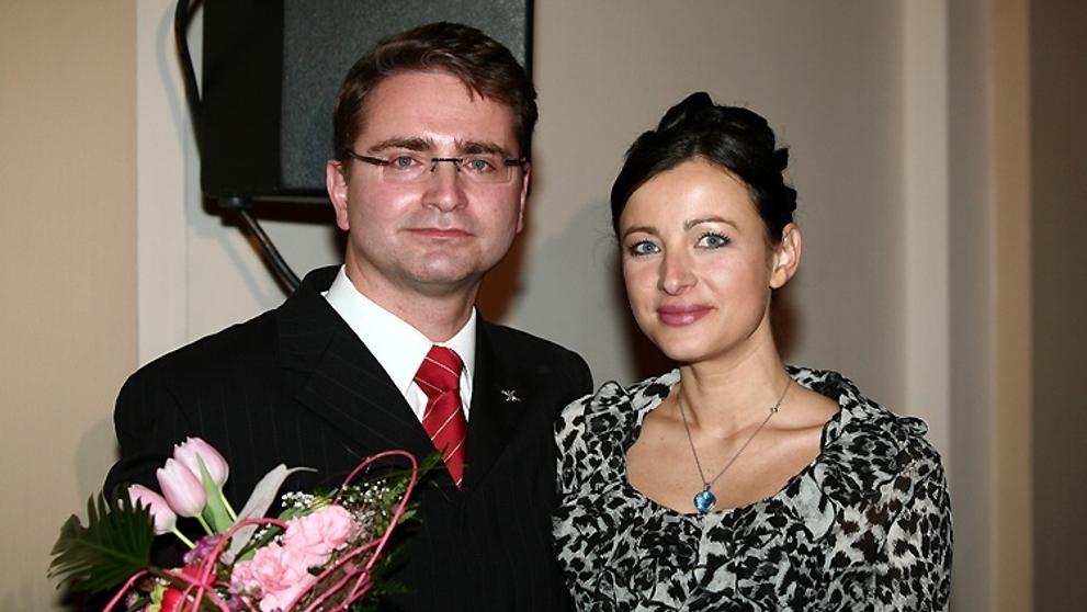 Šťastný majitel vydražených svatebních šatů Luboš Říha se svou snoubenkou. 