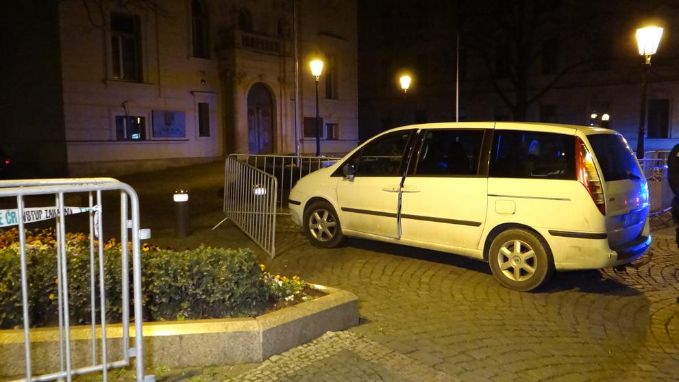 Řidič se s autem ke vchodu neprobojoval - 2