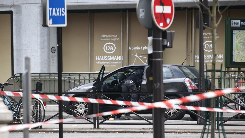 Jedna z nejznámějších ulic v Paříži byla uzavřena kvůli možnému bombovému výbuchu - 1