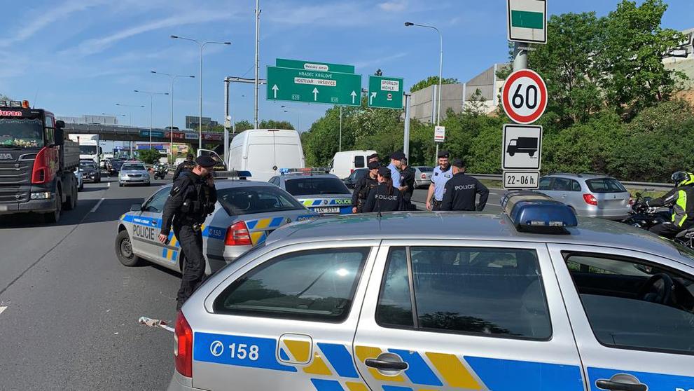Řidiče jedoucího v protisměru na Jižní spojce zastavila střelbou policie - 1