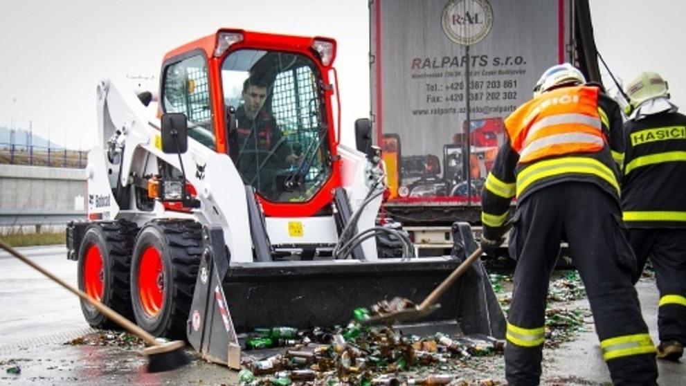 Ve Frýdku-Místku havaroval kamion, vysypalo se z něj pivo - 5