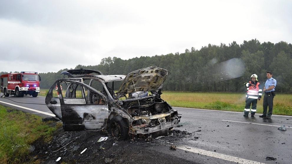 Požár osobního auta V Jestřebí na Českolipsku - 2