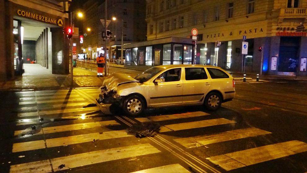 Opilý řidič octavie údajně vyjel po tramvajových kolejích ze zákazu vjezdu