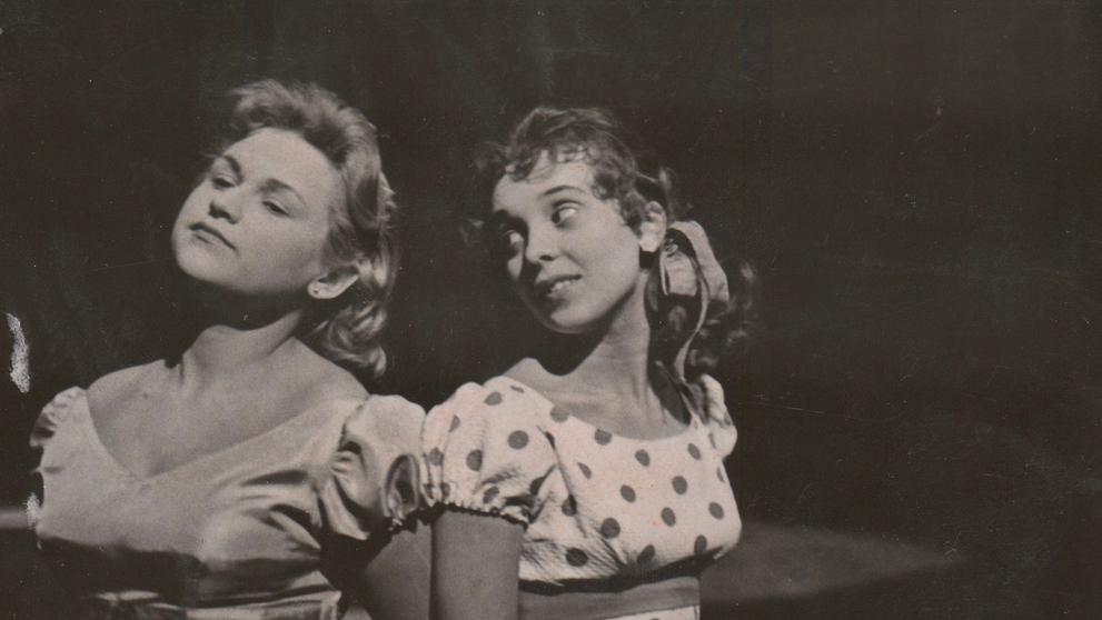 Alena Tománková a Jiřina Kiasová ve hře Srpnová neděle, 1959