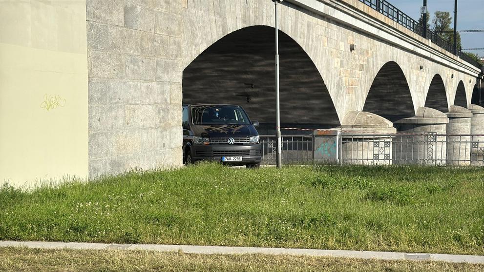 Nález těla neznámého muže ve Vltavě u nábřeží Kapitána Jaroše (1)