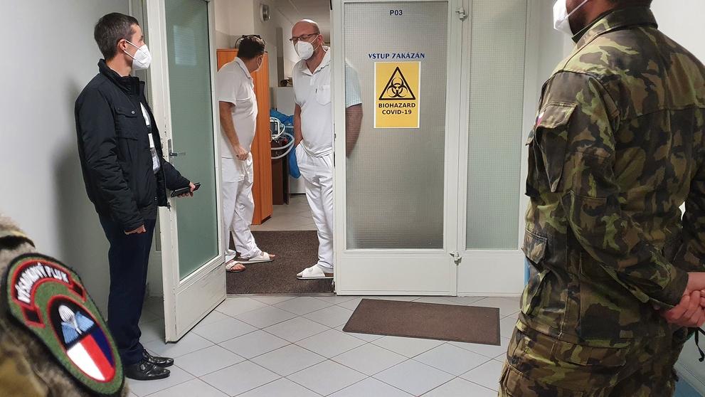 V náchodské nemocnici byli nasazeni vojáci - 4