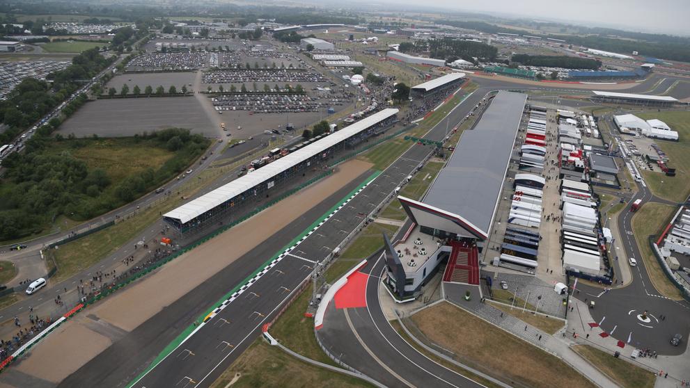 Startovní prostor na okruhu Silverstone