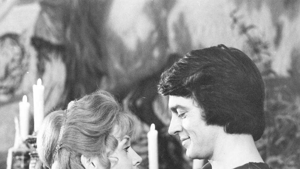 Zdena Studenková a Vlastimil Harapes ve filmu Panna a netvor, 1979