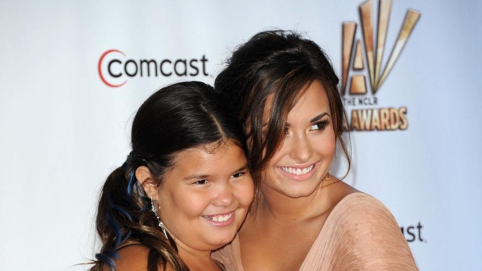 Madison De La Garza a Demi Lovato, 10. 9. 2011 Santa Monica