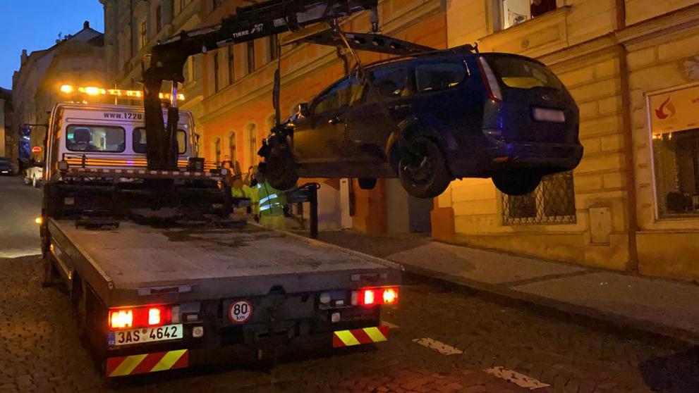 Auto bez řidiče se rozjelo a nabouralo několik stojících aut - 3