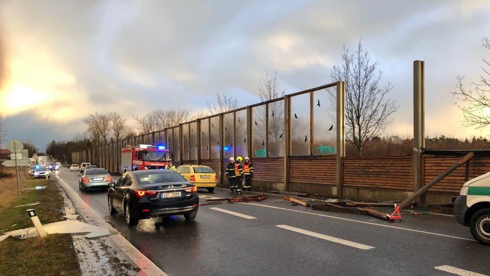Pád protihlukové stěny v Praze na Českobrodské ulici - 5