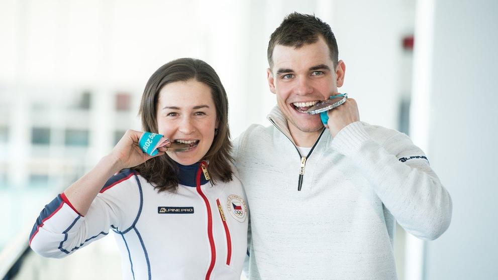 Veronika Vítková s Michalem Krčmářem slaví medaile z OH