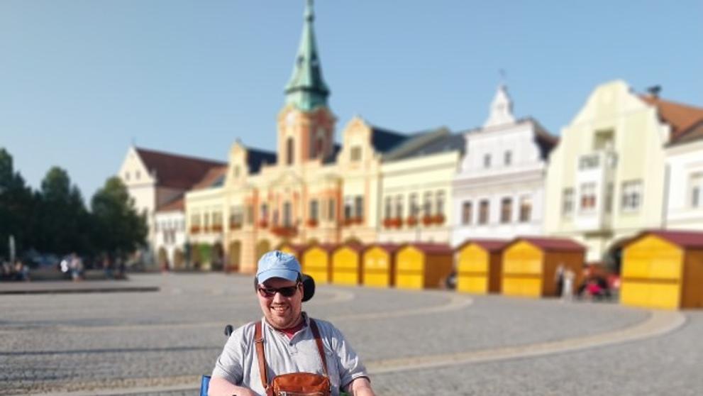Pan Jakub se pohybuje jen s pomocí elektrického vozíku (2)