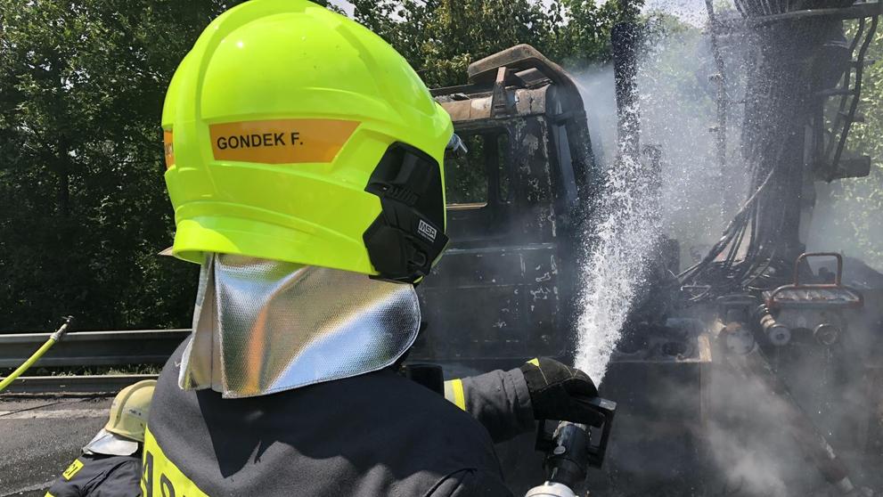 Nákladní vůz po srážce s motorkou shořel - 3