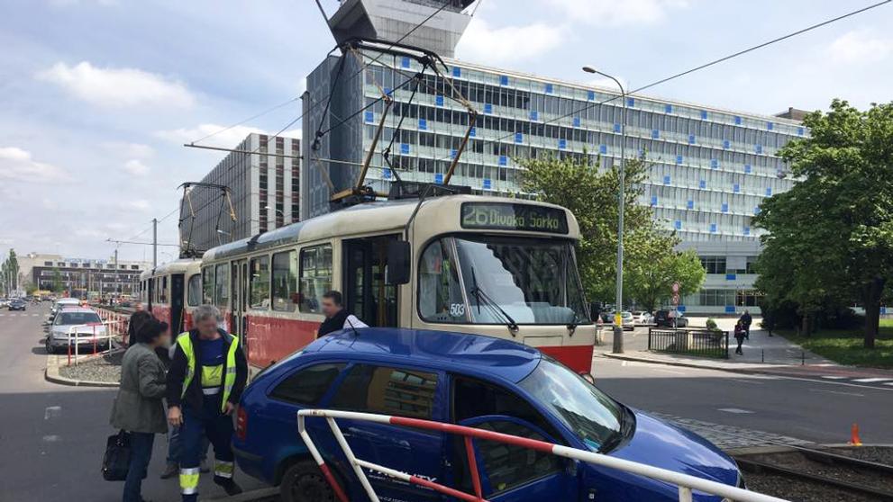 Nehoda automobilu s tramvají v Praze - 3