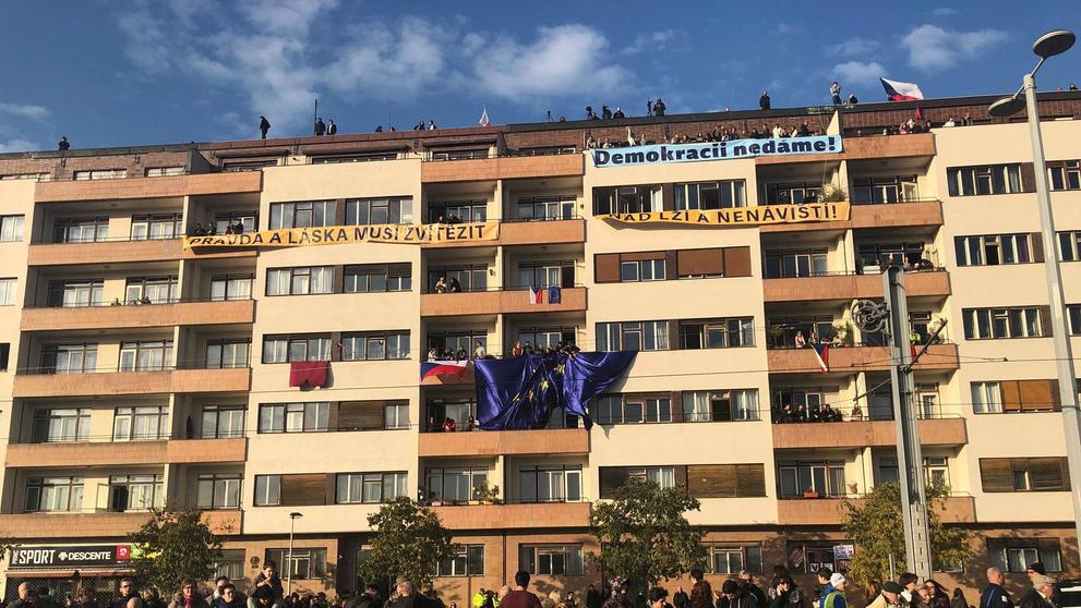 Na Letné protestuje přes 200 tisíc lidí - 12