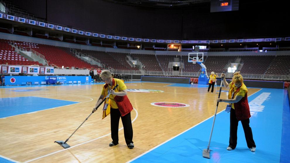 Aréna Riga je multifunkční hala. V jeden den tu najdete hokejovou plochu, v druhý basketbalovou palubovku.