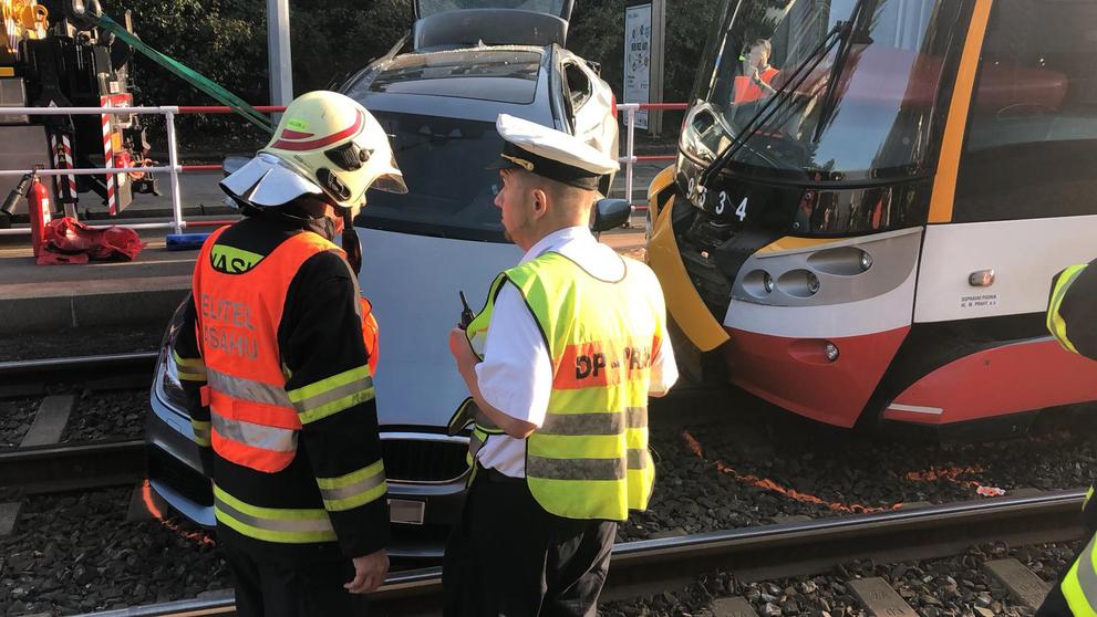 Nehoda tramvaje a osobního auta v Praze - 2