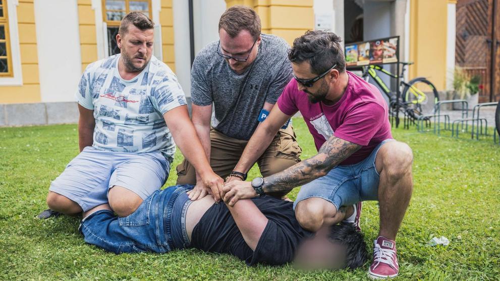 Zákrok policistů na Babišově setkání s občany (4)