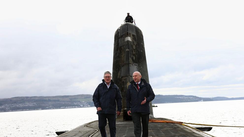 Premiér Keir Starmer a ministr obrany John Healey na prohlídce jaderné ponorky Vanguard (2)