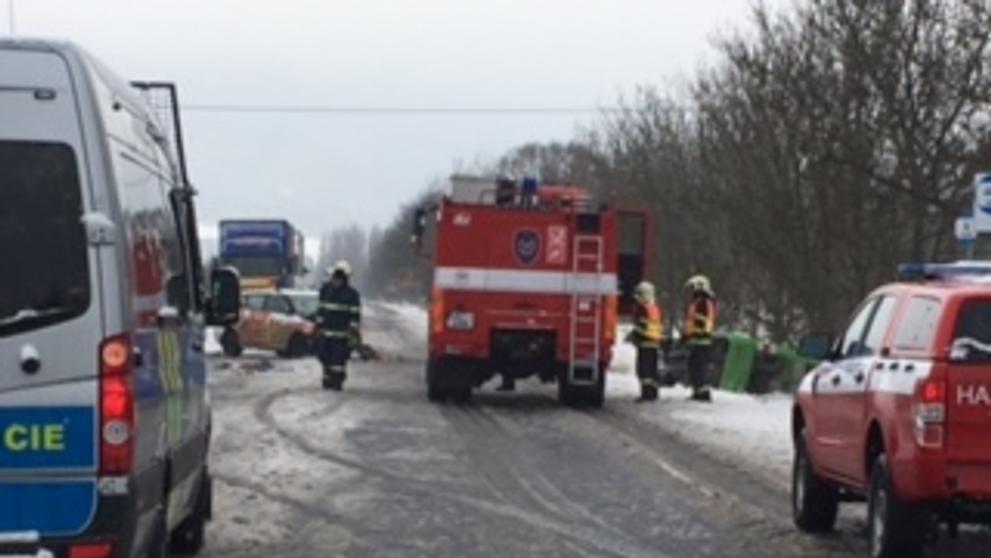 Nehoda autobusu a dvou osobních aut