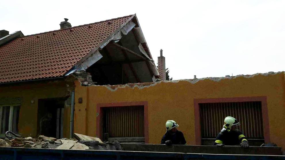 Padající zeď ve Skutči zavalila dva muže - 3