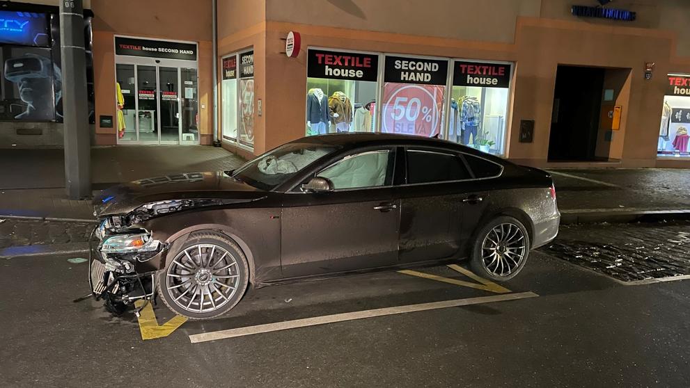 Řidič audi naboural dvě auta a utekl (cropped)