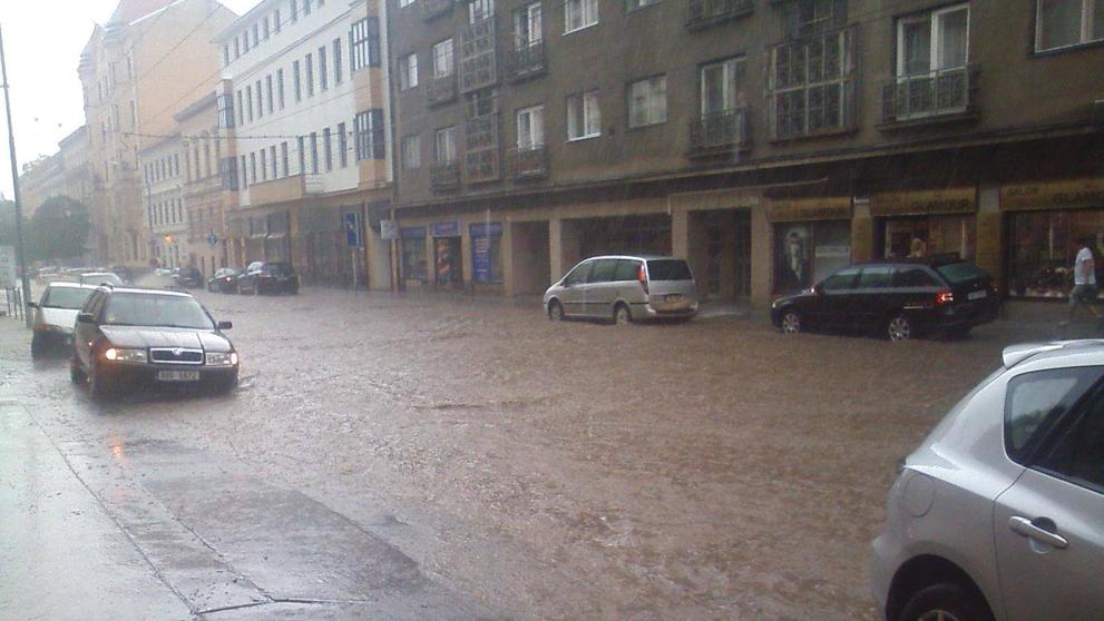 Přívalový déšť zatopil brněnské ulice