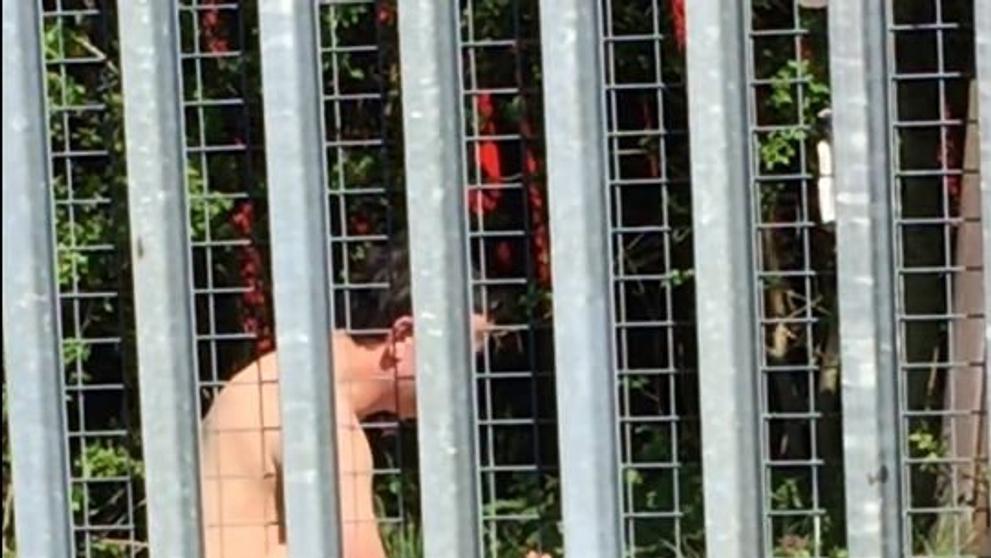 Nahý pár měl sex kousek od školy - 3