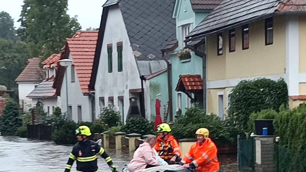 Evakuace žen v Benešově nad Černou
