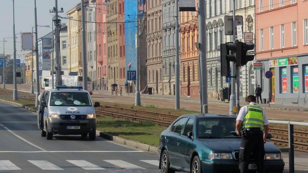 V Plzni na přechodu auto srazilo dva cizince - 3
