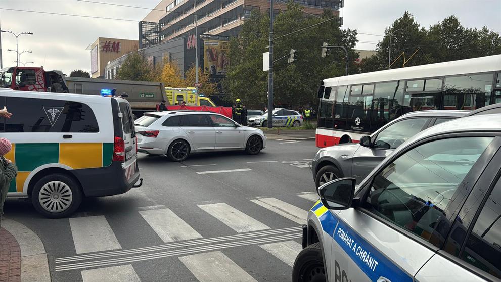 Tragická nehoda chodce a nákladního vozu (2)