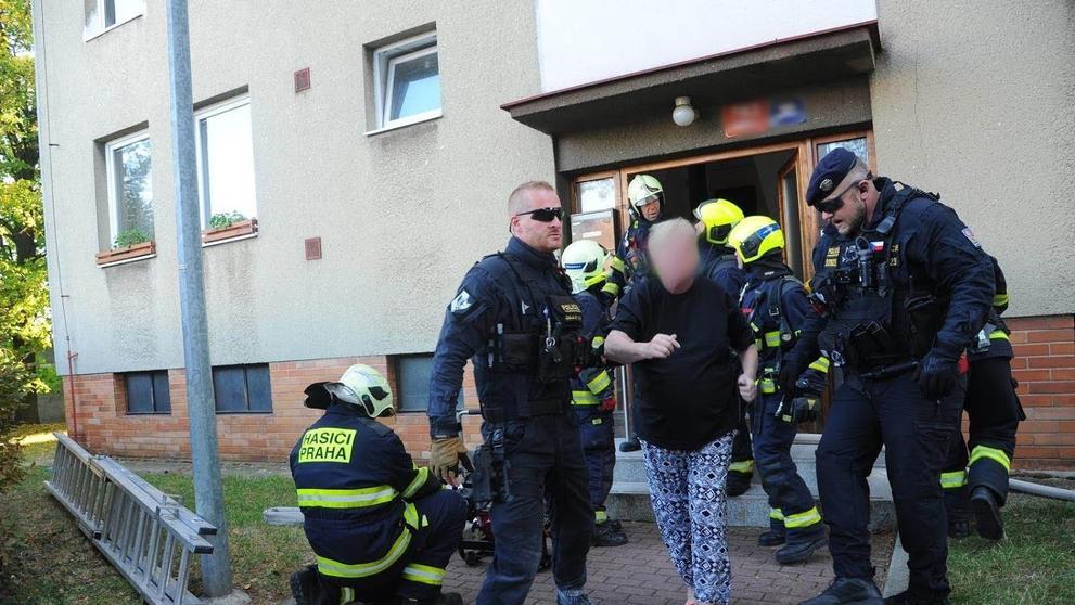 V pražských Kbelích hořel byt! Hasiči zachránili 10 lidí a 4 mazlíčky!