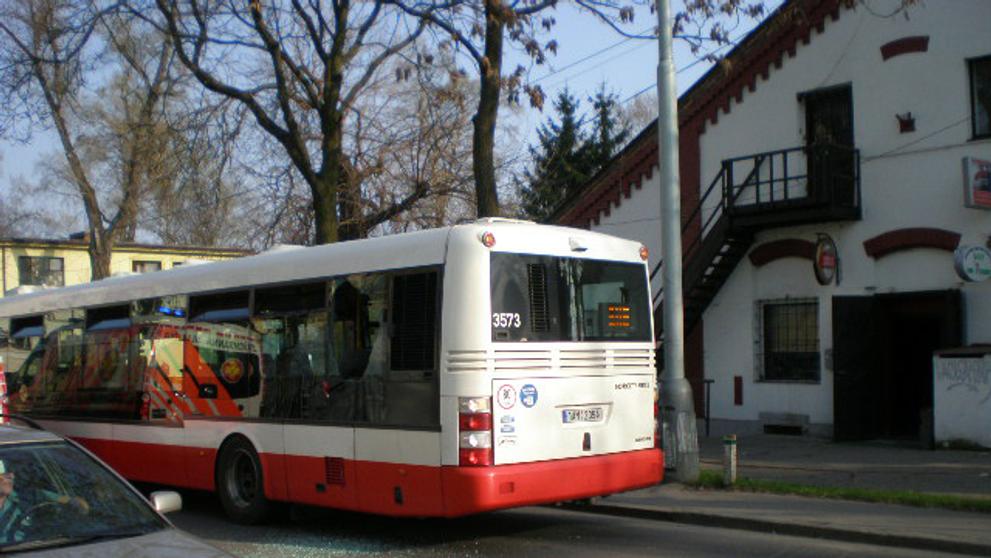 Muž vykopl v koloně okno autobusu a vyskočil - 3