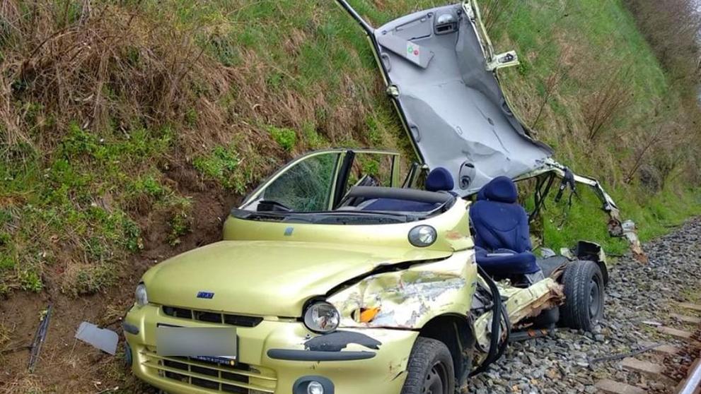 Vlak smetl na přejezdu auto - 1