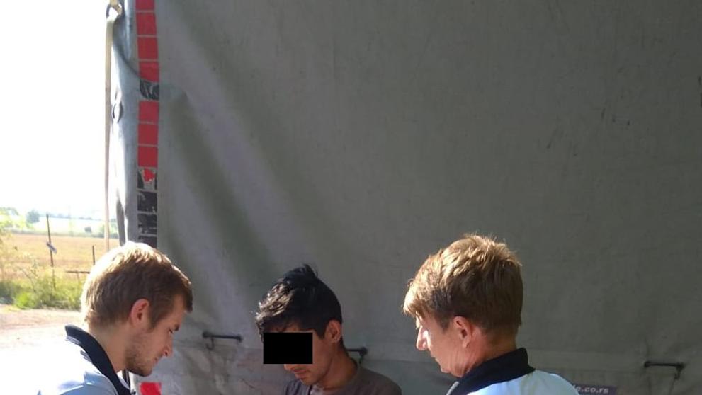 Řidič uslyšel podivné zvuky. Z náklaďáku vylezli čtyři Afghánci!