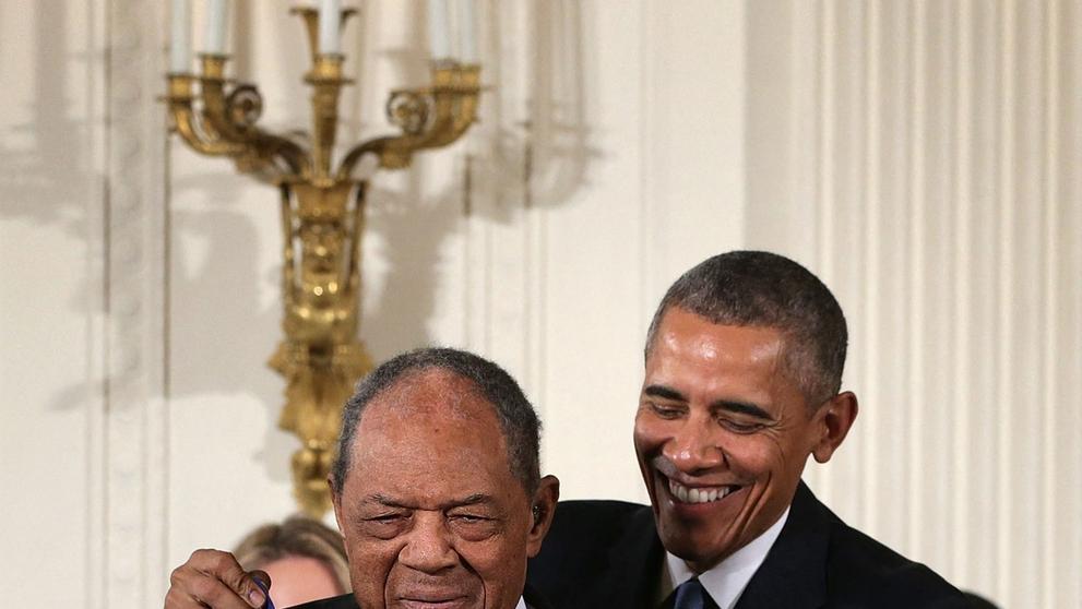 Barack Obama předává ocenění Willie Maysovi, 24. 11. 2015 Washington DC