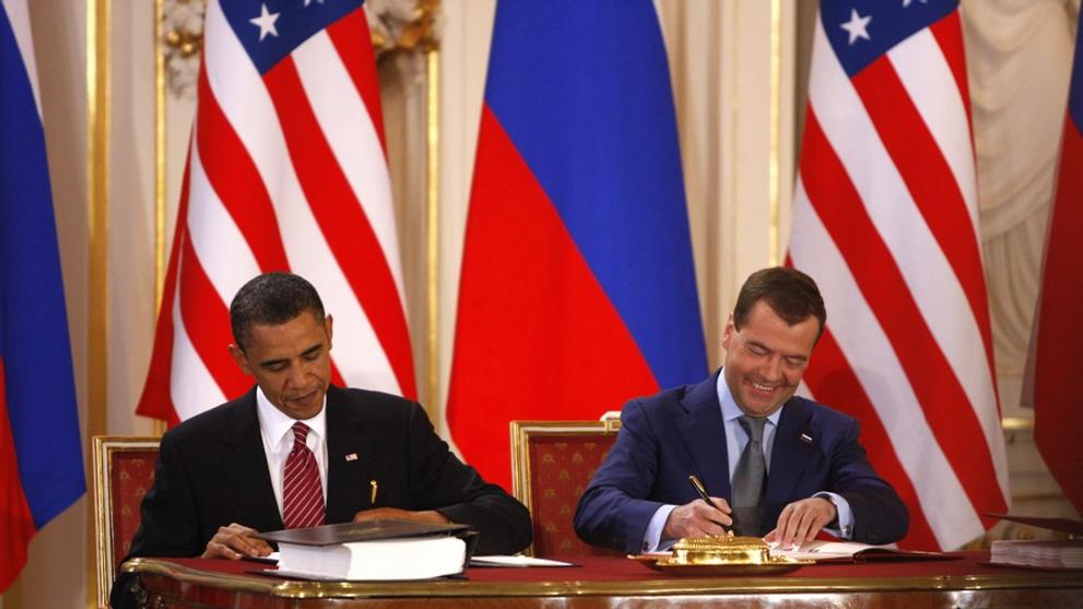Obama a Medveděv v sále-2