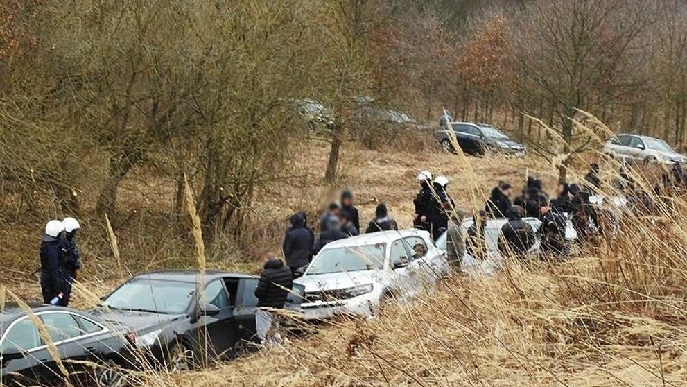 80 mužů s kuklami tvrdilo, že jdou na houby