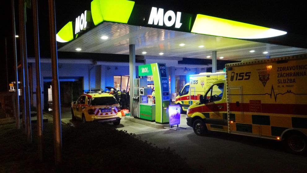 Auto je na odpis, značná škoda bude i na budově benzinky