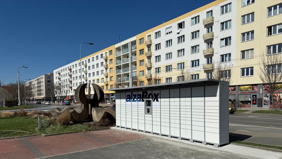 AlzaBox postavili vedle sochy ze 60. let
