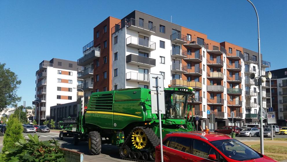 V Pardubicích se zasekl na ulici kombajn - 7