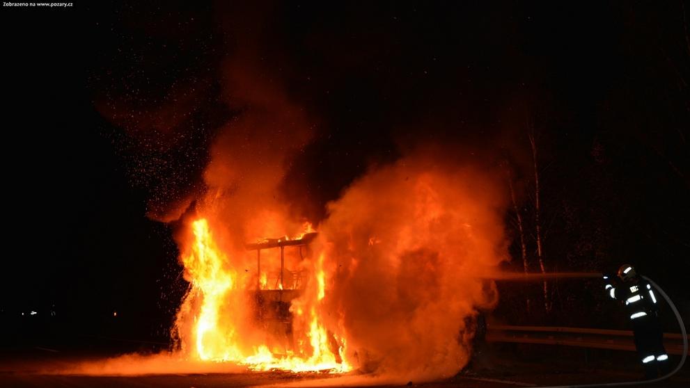 Autobus začal na dálnici D10 hořet - 1