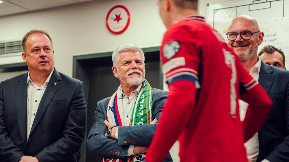 Prezident gratuloval českým fotbalistům k postupu