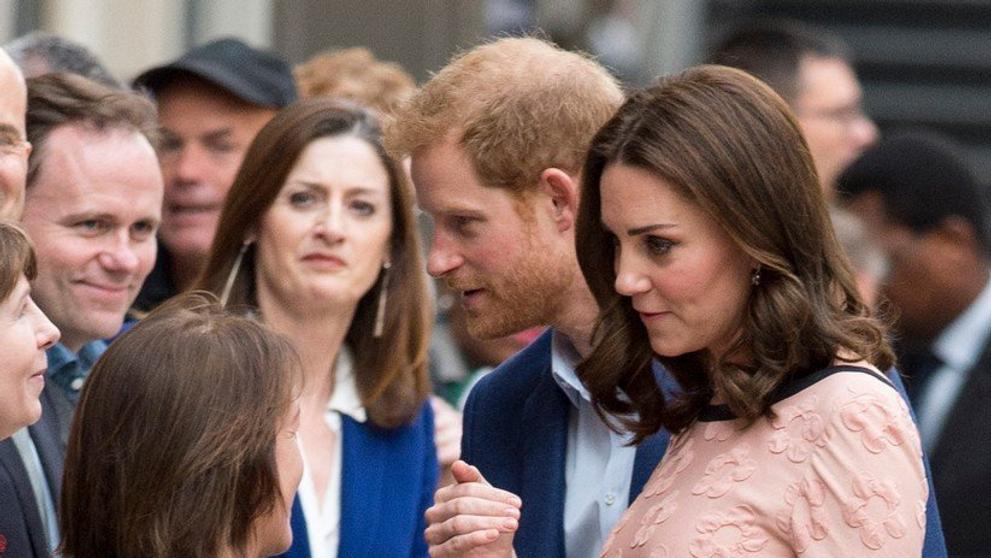 Těhotná Kate na veřejnosti tančila a smála se - 1