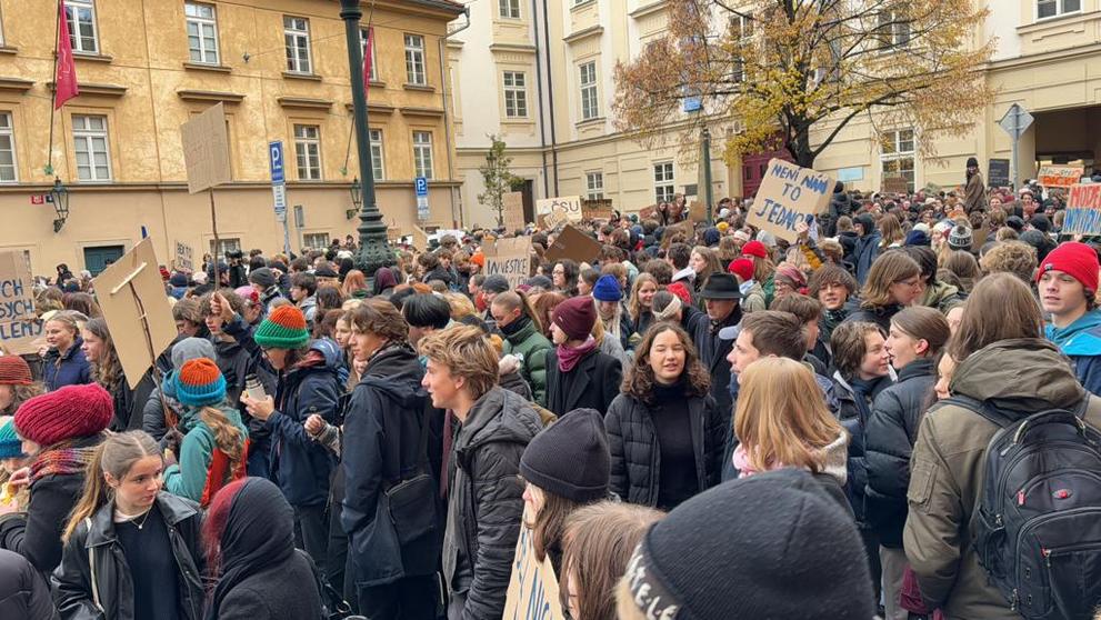 Průvod studentů dorazil před budovu Ministerstva školství (1)