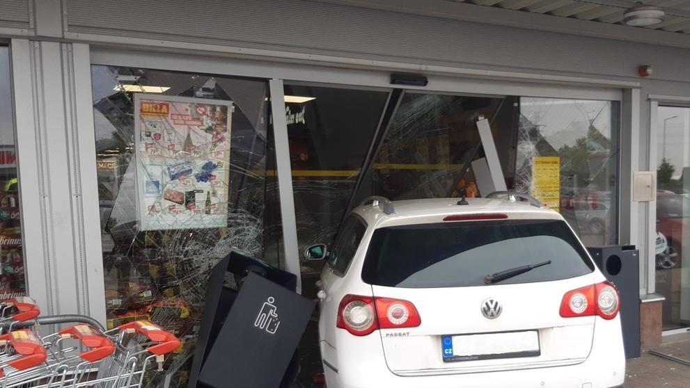 Auto vjelo do supermarketu (4)